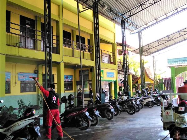 MAN 1 Banjarmasin Lakukan Penyemprotan Disinfektan Di Seluruh Sektor Madrasah