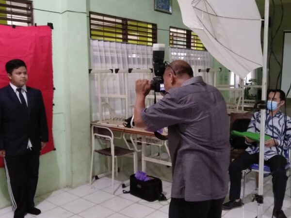 MAN 1 Banjarmasin Laksanakan Sesi Foto Untuk Kelas XII