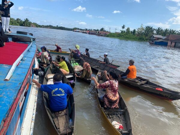 MAN 1 Banjarmasin Bagikan Bantuan Kepada Para Korban Banjir Di Banjarmasin