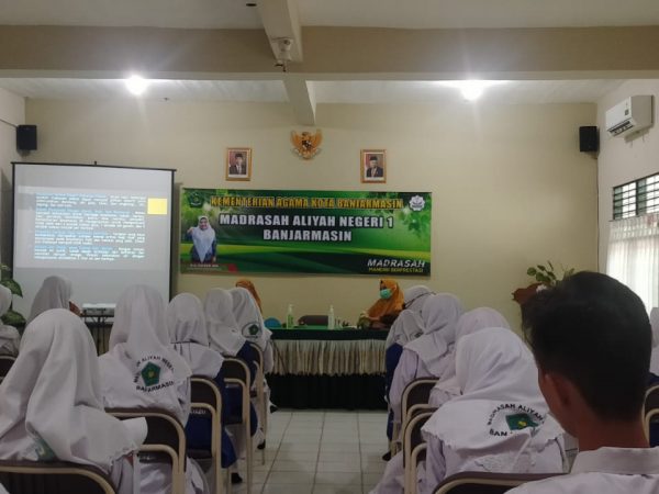 Edukasi Gizi Seimbang Pada Remaja MAN 1 Banjarmasin Bersama Tim Promkes Puskesmas Sungai Mesa Banjarmasin