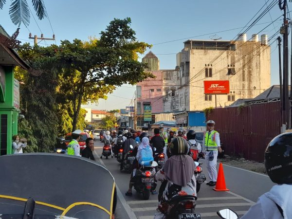 Patroli Keamanan Sekolah (PKS) MAN 1 Banjarmasin Perdana Laksanakan Kegiatan Jaga Lalu Lintas di Area Madrasah