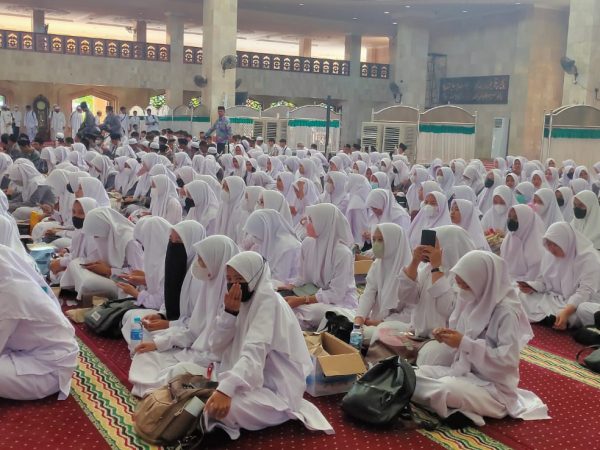 Pencanangan Gerakan Pelestarian Tradisi Warisan Budaya Religius “Batamat Al-Qur’an” Oleh Gubernur Provinsi Kalimantan Selatan, Peserta Didik MAN 1 Banjarmasin Antusias Menjadi Partisipan