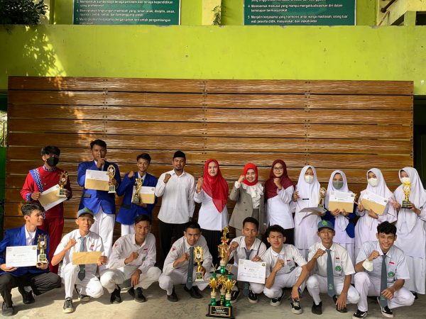 Semarakkan Momen HUT RI Ke-77, MAN 1 Banjarmasin Bagikan Hadiah