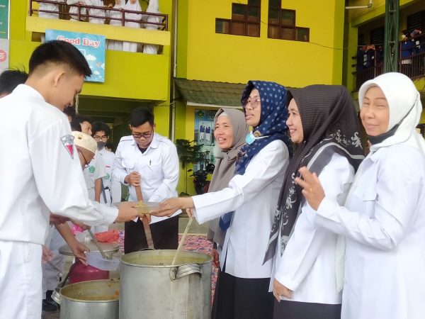 Sambut Hari Asyura, Warga MAN 1 Banjarmasin Membuat dan Menyantap Bubur  Asyura Bersama