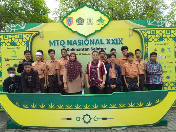 Meriahkan MTQ XXIX Nasional Di Kalimantan Selatan Tahun 2022, Peserta Didik MAN 1 Banjarmasin Menjadi Supporter Dalam Lomba Hifzhil Qur’an Di Banjarmasin