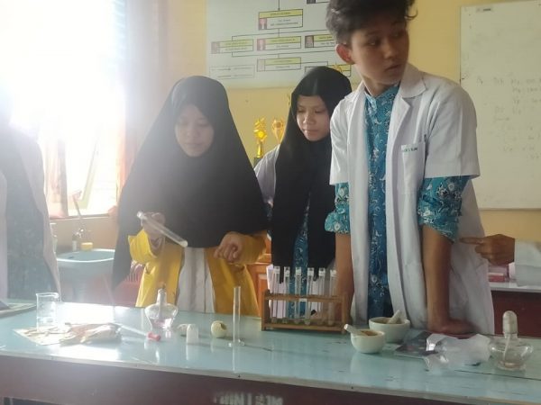 Gelar Uji Zat Makanan, Peserta Didik MAN 1 Banjarmasin Diperkenalkan Kandungan Zat Dalam Makanan Sehari-Hari