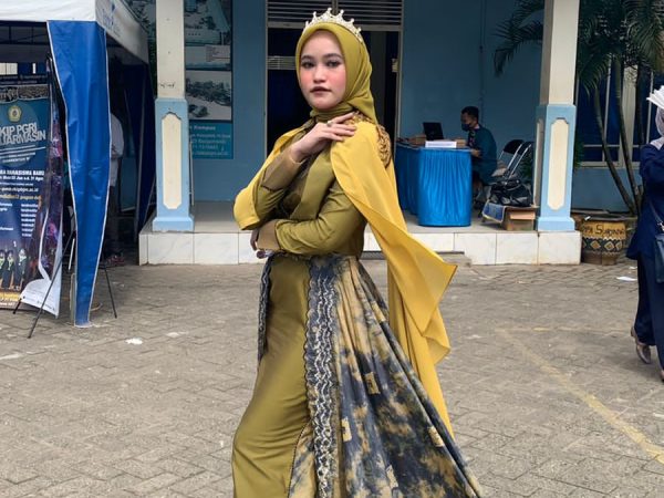 Raih Kontestant Teranggung Siswi MAN 1 Banjarmasin unjuk Keanggunan Pada Kontest Fashion Show Muslimah Sasirangan STKIP PGRI Banjarmasin