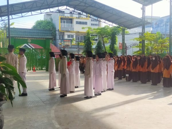 Peringati Hari Pahlawan, MAN 1 Banjarmasin Gelar Upacara Bendera Dengan Khidmat