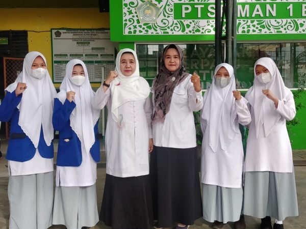 Pelepasan Tim Atletik Putri Dalam Bersaing di Tingkat Nasional, Warga MAN 1 Banjarmasin Beri Dukungan dan Apresiasi Penuh