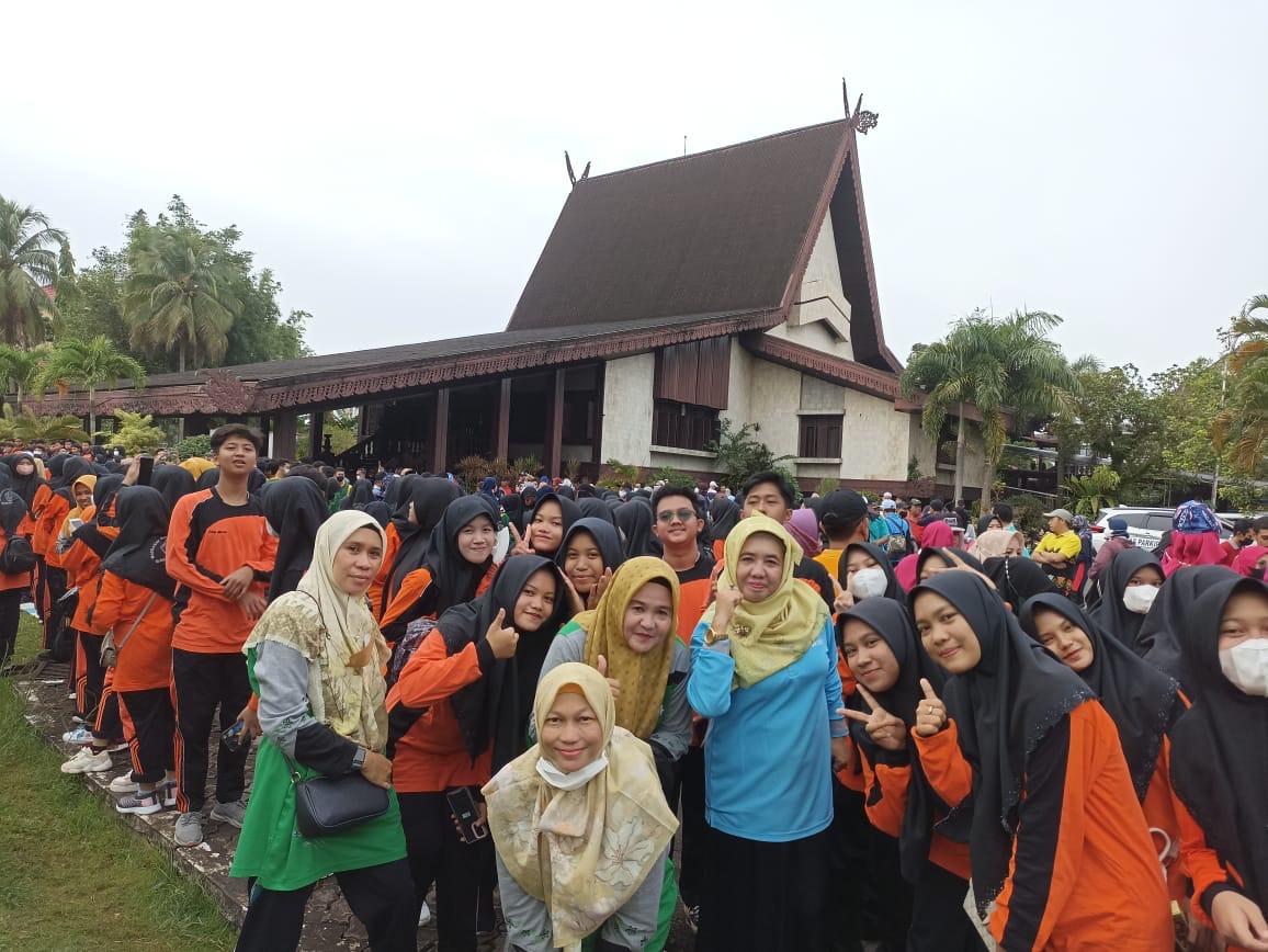 Siswa dan Guru MAN 1 Banjarmasin Meriahkan Gerak Jalan Sehat Kerukunan Dalam Peringatan Hari Amal Bakti (HAB) Ke-77 Tahun 2023