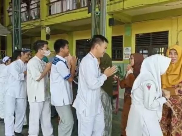 Budaya Bersalaman, Siswa-Siswi Kelas XII MAN 1 Banjarmasin Minta Restu Kepada Seluruh Dewan Guru