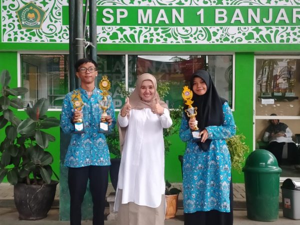Sabet 3 Piala, Siswa-Siswi MAN 1 Banjarmasin Borong Juara 2 dan 3 Pada Lomba Poster Digital Tingkat Nasional KALPHYCO 2023