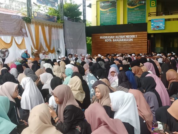 MAN 1 Banjarmasin Gelar Peringatan Isra Mi'raj Nabi Muhammad SAW Sekaligus Haul Abah Guru Sekumpul Ke-18 Dan Syukuran Milad MAN 1 Banjarmasin Ke-46