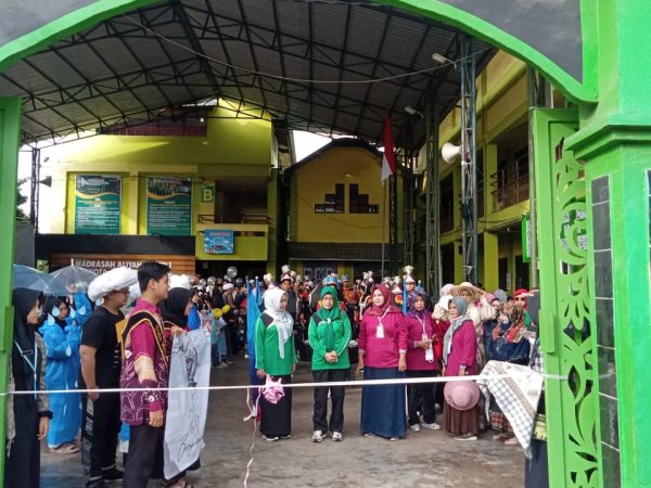 MAN 1 Banjarmasin Gelar Karnaval Dengan Kostum Unik Menyusuri Jalanan Seputar Banjarmasin Tengah Dalam Rangka Perayaan HUT Mansa Ke-46 Tahun 2023