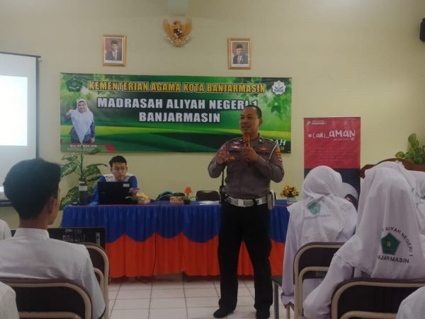 Tingkatkan Kesadaran Keselamatan Berkendara, Peserta Didik MAN 1 Banjarmasin Ikuti Sosialisasi Safety Riding
