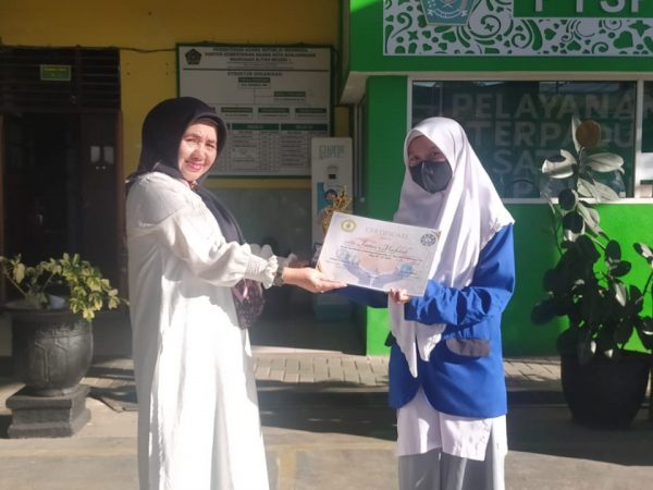 Tampil Memukau, Siswi Man 1 Banjarmasin Raih Juara 3 English Singing Contest Tingkat SMAMA Se-Kalimantan Selatan