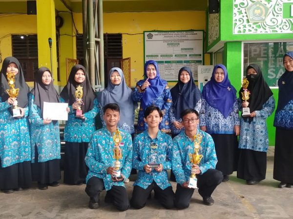 Unggul dan Berprestasi, MAN 1 Banjarmasin Borong 7 Piala dari Ekstrakurikuler KIR, Bahasa Jepang, dan Puisi