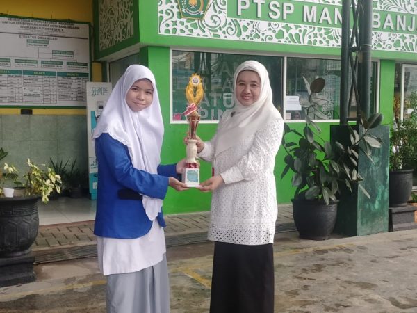 Unjuk Skill Pidato Berbahasa Inggris, Siswi MAN 1 Banjarmasin Raih Juara 3 English Speech Competition Tingkat SMA/MA Se- Kalimantan Selatan