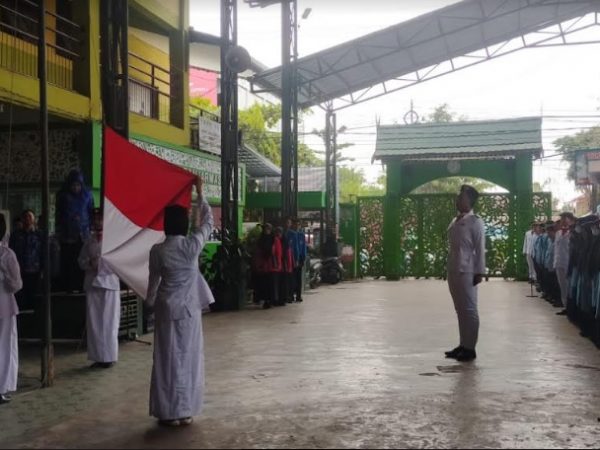 Gelar Upacara Peringatan Hari Pendidikan Nasional Tahun 2023, Kamad MAN 1 Banjarmasin: Jadikanlah Hari Pendidikan Nasional Sebagai Momentum Terbaik Untuk Serentak Bergerak Mewujudkan Merdeka Belajar