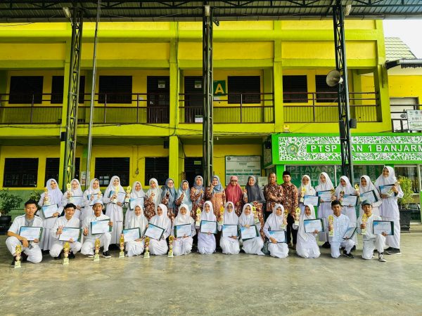 MAN 1 Banjarmasin Berikan Apresiasi Kepada Peserta Didik yang Raih Prestasi pada Pembelajaran Tahun 2022/2023