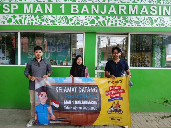 MAN 1 Kota Banjarmasin Terima Spanduk Sambutan dari Maxim Banjarmasin