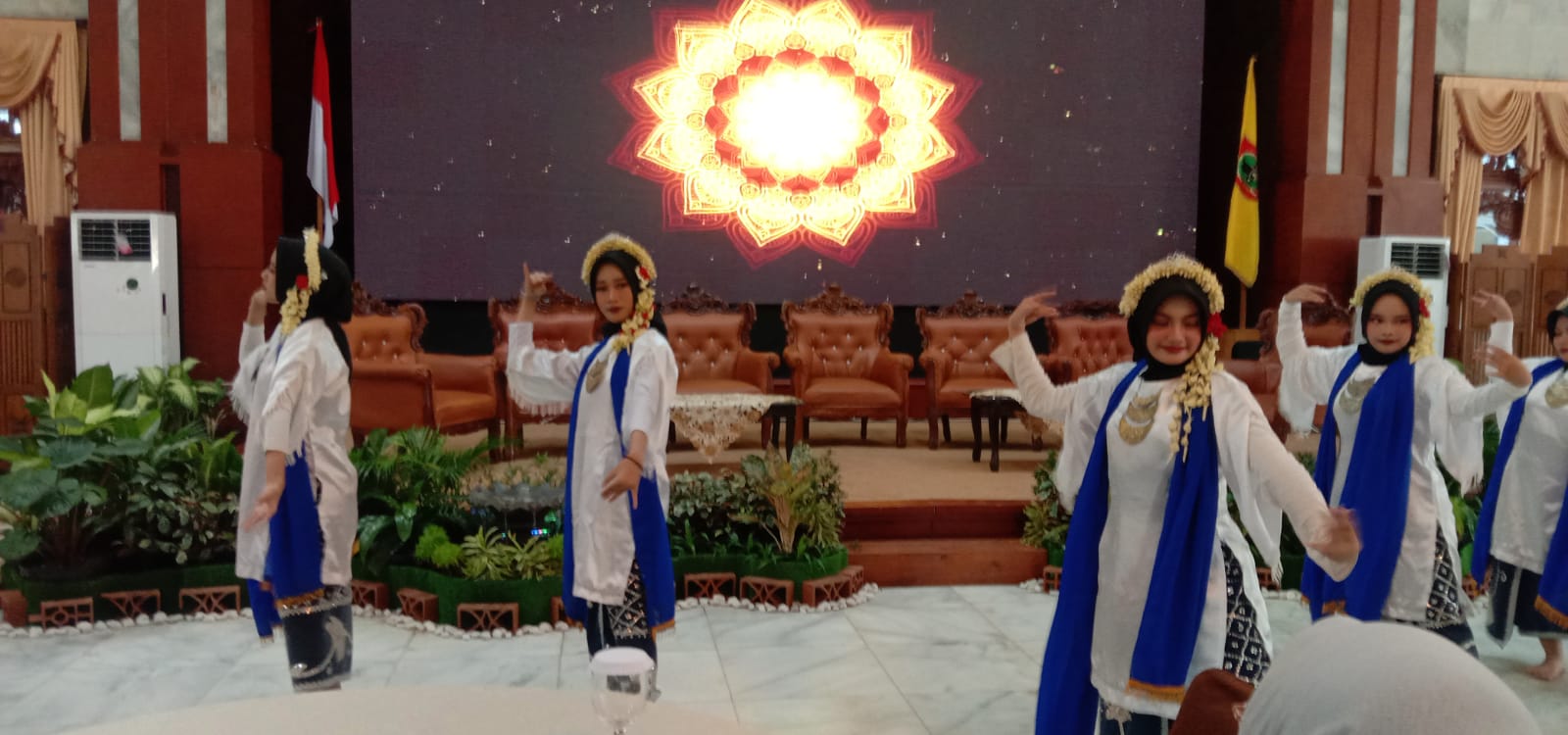 Ekskul Tari Igal Banua MAN 1 Kota Banjarmasin Tampilkan Tarian Penyambutan di Dialog Kebangsaan MUI se-Kalimantan