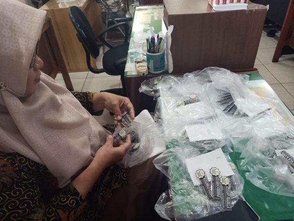 Petugas Koperasi MAN 1 Kota Banjarmasin Siap Distribusikan Name Tag Siswa Baru