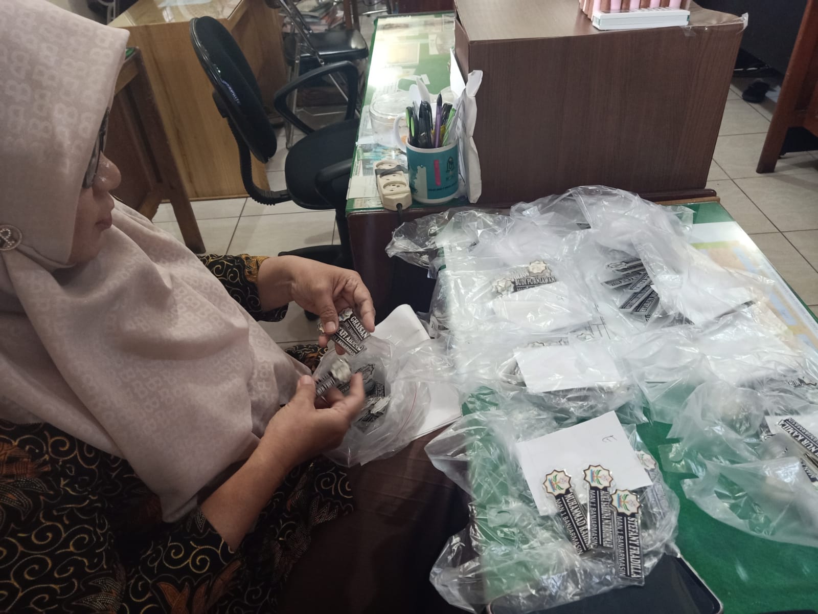 Petugas Koperasi MAN 1 Kota Banjarmasin Siap Distribusikan Name Tag Siswa Baru Petugas Koperasi MAN 1 Kota Banjarmasin Siap Distribusikan Name Tag Siswa Baru