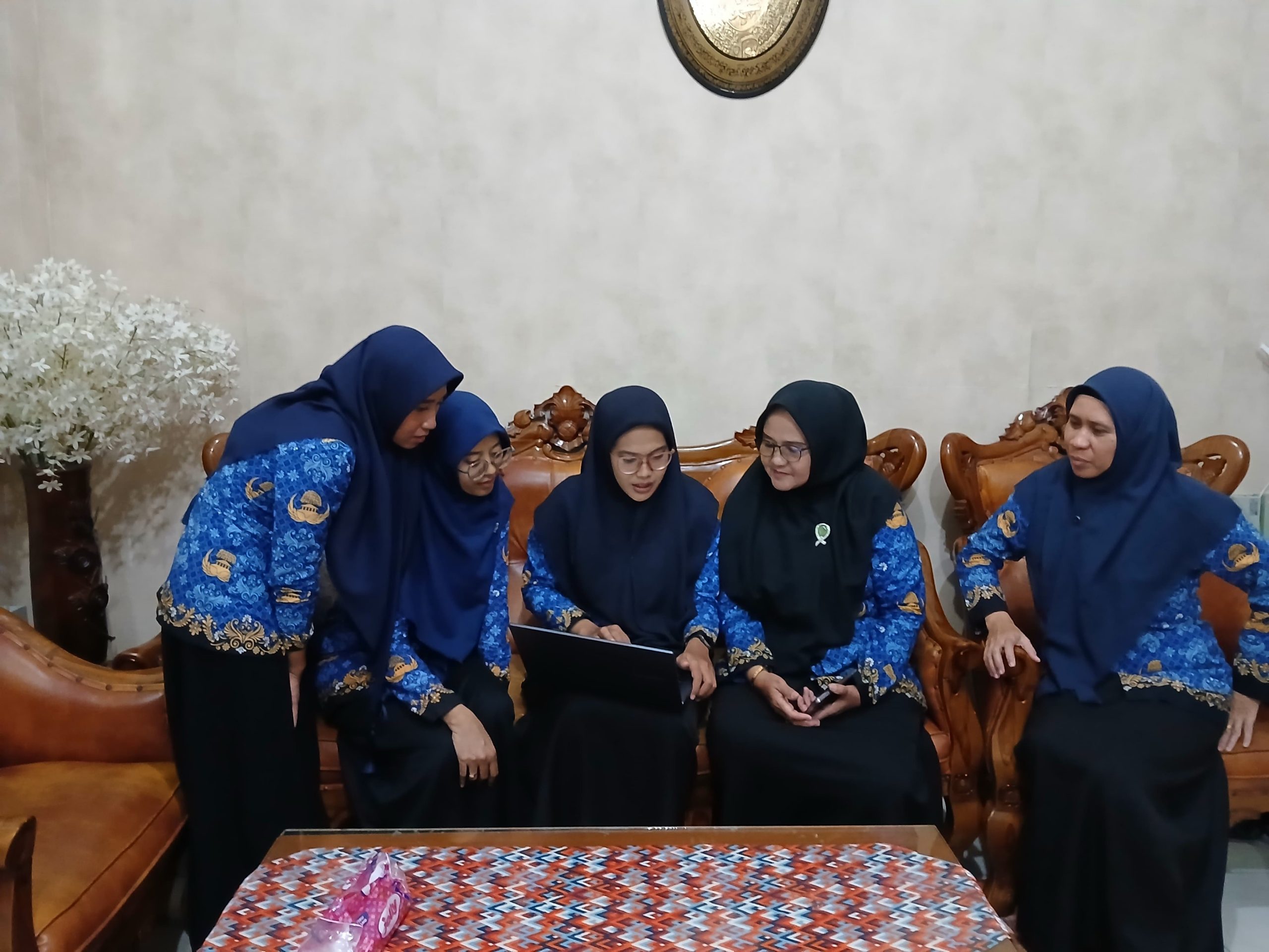 Berbagi Praktik Baik, Guru Ekonomi MAN 1 Banjarmasin Sampaikan Materi Sosial Emosional PPG kepada Rekan Sejawat