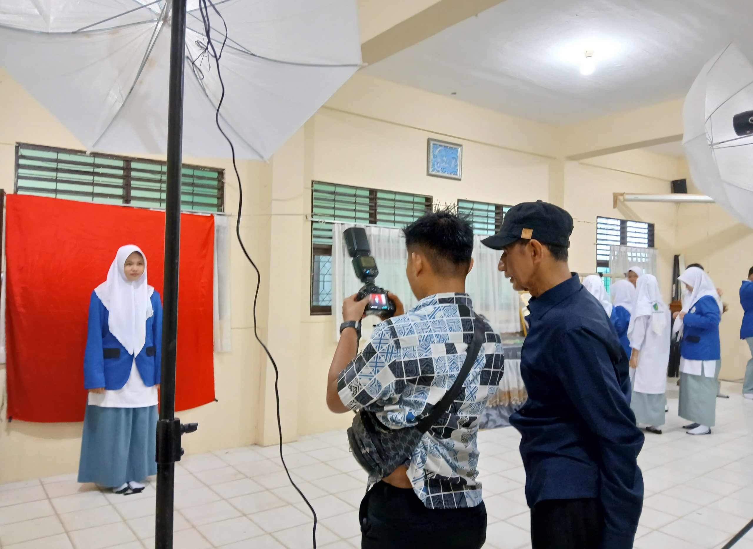 Kartu Pelajar Siap Dicetak, Siswa Kelas X Jalani Sesi Foto Terkoordinasi