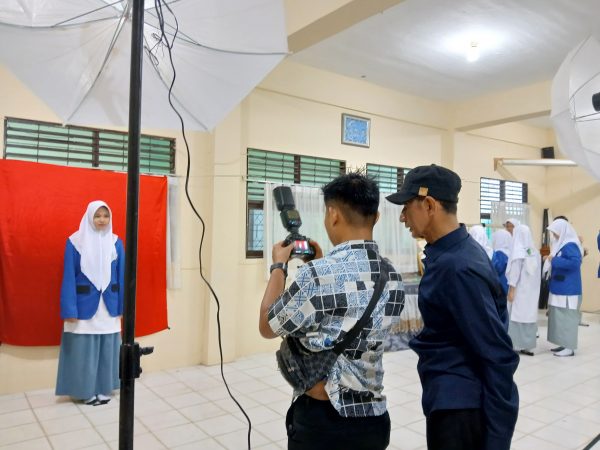 Kartu Pelajar Siap Dicetak, Siswa Kelas X Jalani Sesi Foto Terkoordinasi