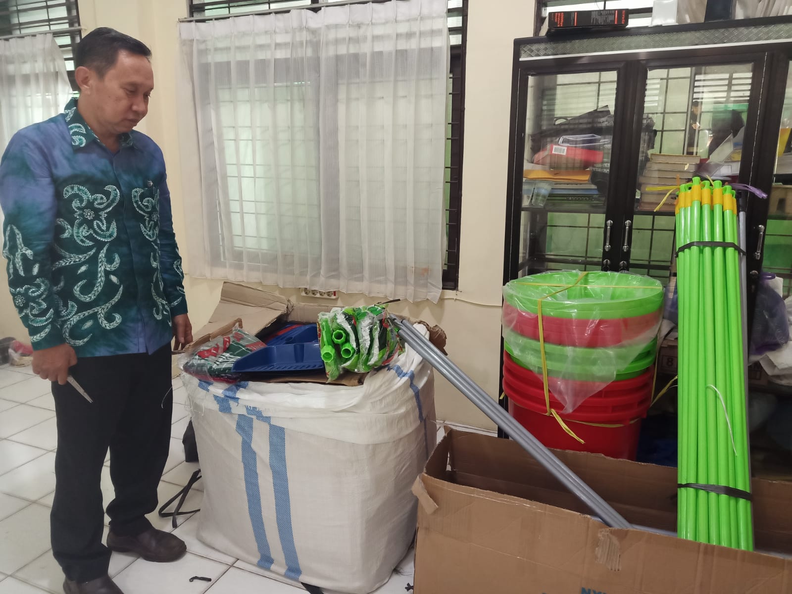 Dukung Budaya Bersih, Wakamad Sarpras MAN 1 Kota Banjarmasin Siap Bagikan Peralatan Kebersihan ke Seluruh Kelas 