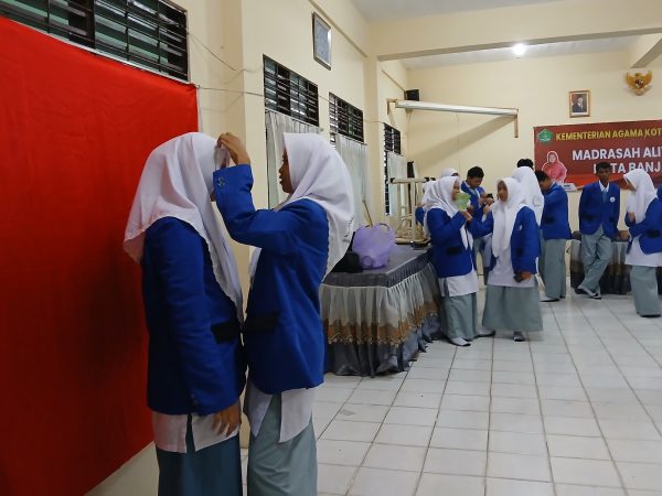 Sesi Foto Kartu Pelajar Jadi Sarana Edukasi Disiplin dan Kerapian untuk Siswa Baru