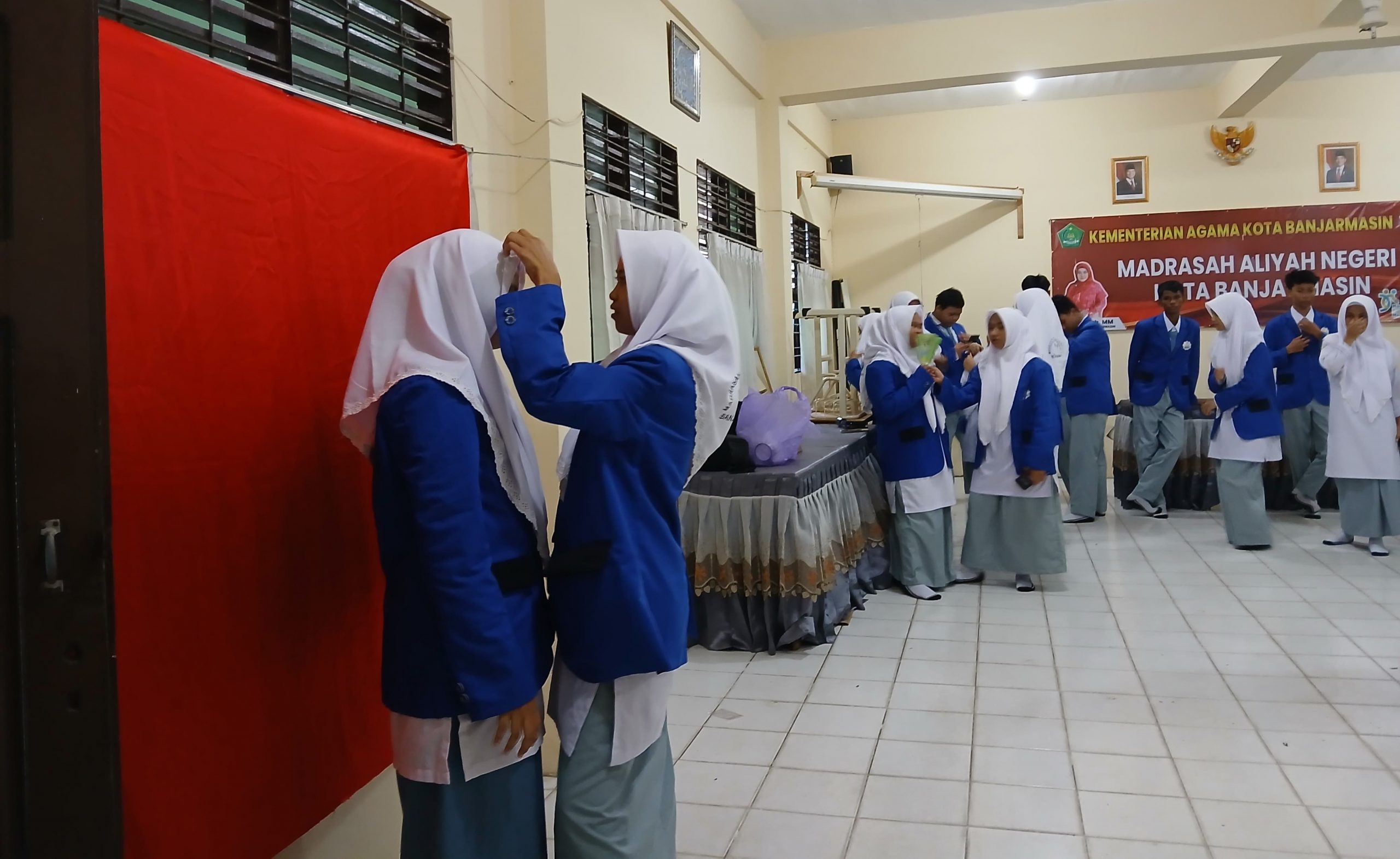 Sesi Foto Kartu Pelajar Jadi Sarana Edukasi Disiplin dan Kerapian untuk Siswa Baru