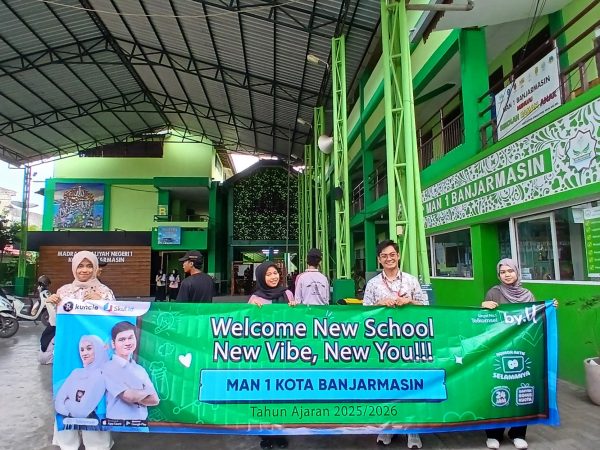 Telkomsel Sambut Siswa Baru MAN 1 Kota Banjarmasin Lewat Spanduk Inspiratif