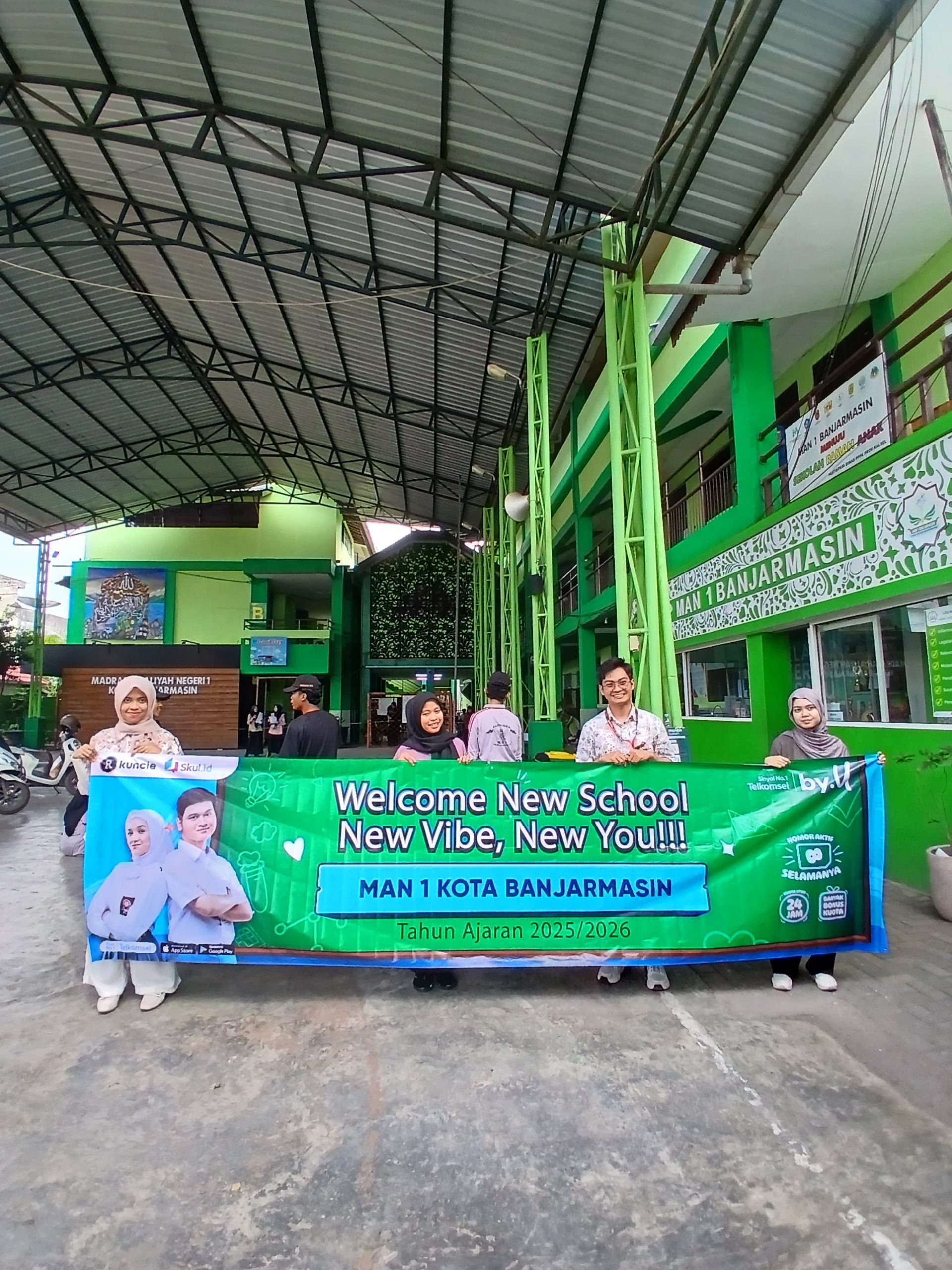 Telkomsel Sambut Siswa Baru MAN 1 Kota Banjarmasin Lewat Spanduk Inspiratif