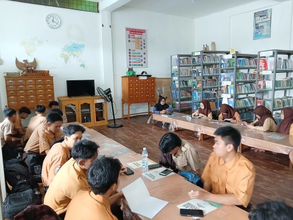 Perpustakaan Jadi Ruang Belajar Alternatif, Guru Ekonomi Manfaatkan Fasilitas Literasi Madrasah
