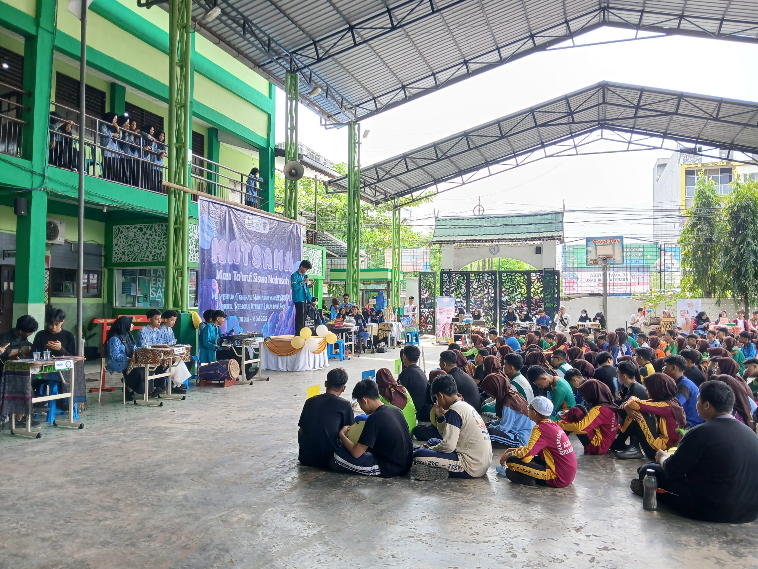 ExploreX 2025: Satu Panggung, Banyak Pilihan! Ekskul MAN 1 Kota Banjarmasin Tampil Penuh Gagasan