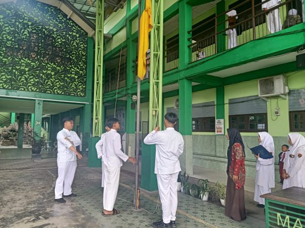 Wali Kelas 12 MAN 1 Kota Banjarmasin Dampingi Siswa Latihan Upacara Bendera Persiapan Hari Senin