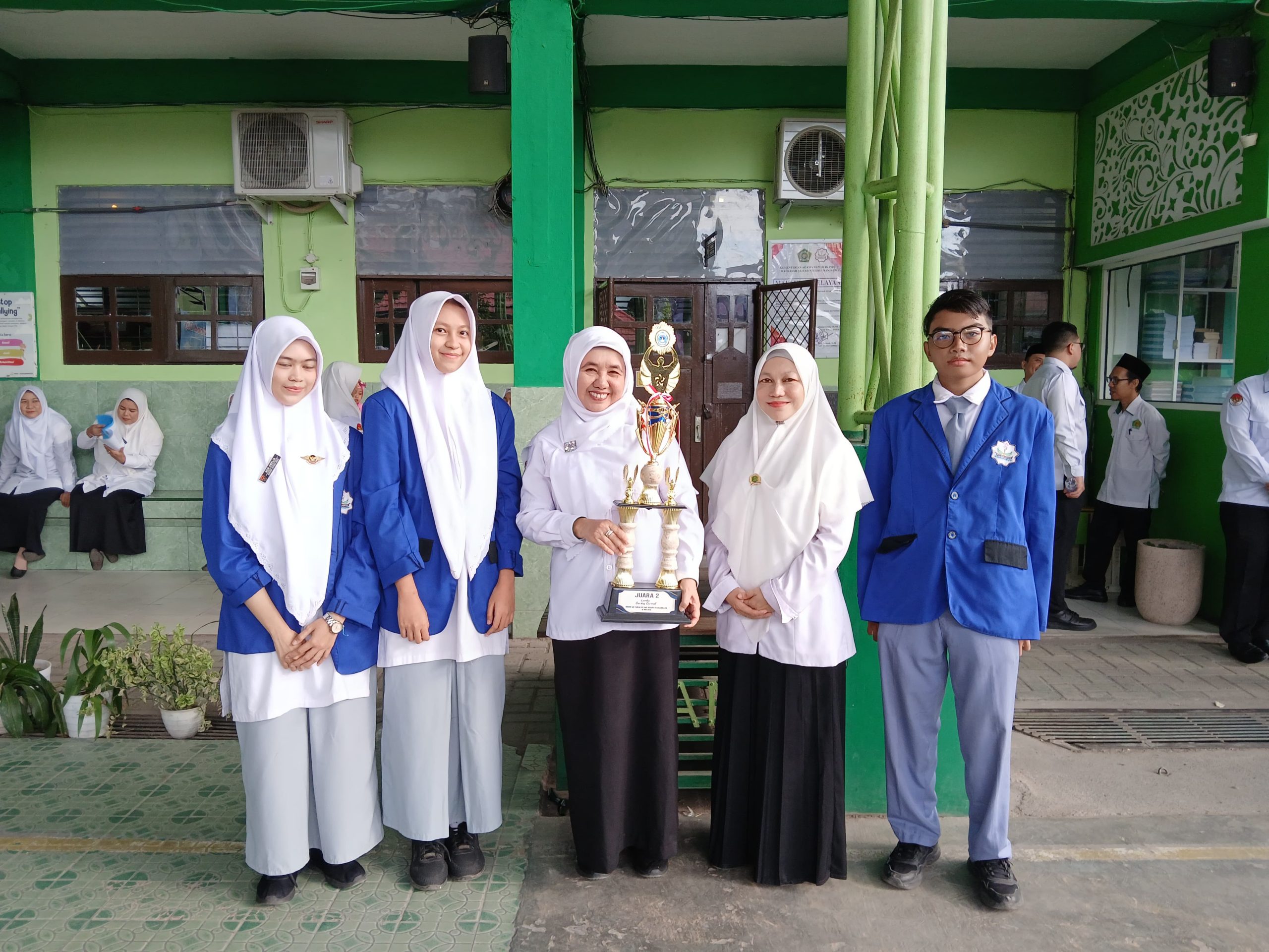 Kepala Madrasah MAN 1 Kota Banjarmasin Terima Piala Juara 2 Lomba Cerdas Cermat Bahasa Jepang KUMO Kepala Madrasah MAN 1 Kota Banjarmasin Terima Piala Juara 2 Lomba Cerdas Cermat Bahasa Jepang KUMO