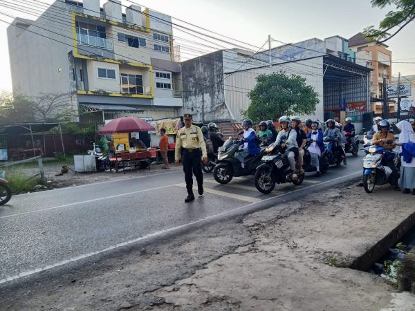 Antisipasi Padatnya Lalu Lintas, Petugas Keamanan MAN 1 Kota Banjarmasin Siaga di Depan Gerbang Sejak Pagi