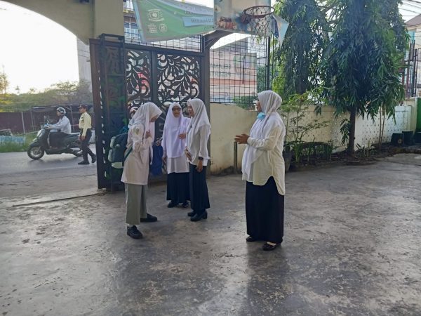 Bangun Budaya Disiplin Sejak Pagi, Guru Piket MAN 1 Kota Banjarmasin Sambut Kedatangan Siswa di Gerbang Madrasah