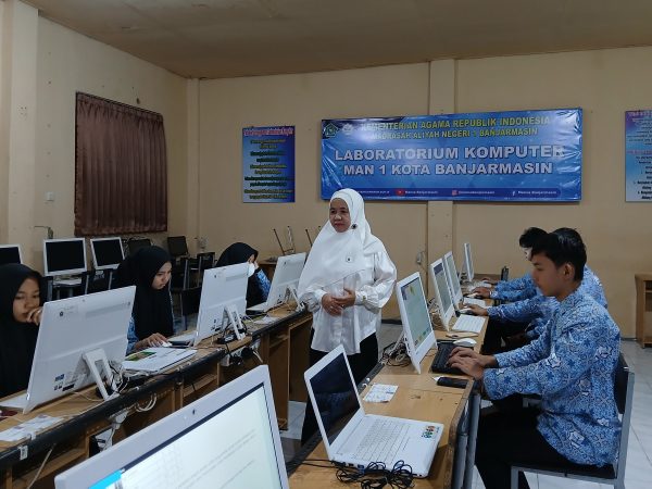Kepala MAN 1 Kota Banjarmasin Tinjau Langsung Pelaksanaan Simulasi ANBK 2025