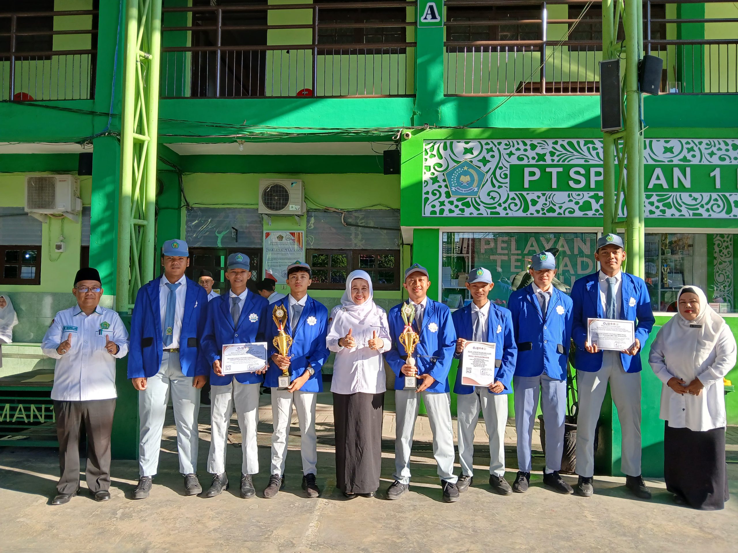 MAN 1 Banjarmasin Terima Piala Juara Lomba BARAPERA VIII 2025