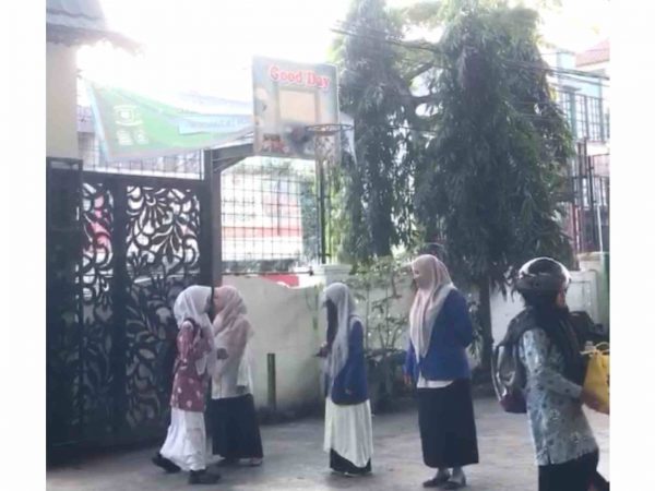Mahasiswa PPL 2 FTK UIN Antasari Banjarmasin Bantu Guru Piket Sambut Siswa di MAN 1 Kota Banjarmasin