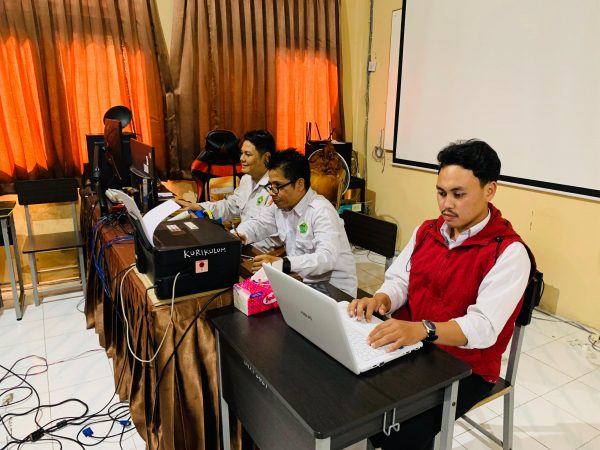 Tim Teknisi MAN 1 Kota Banjarmasin Siapkan Server untuk Sukseskan Simulasi ANBK 2025