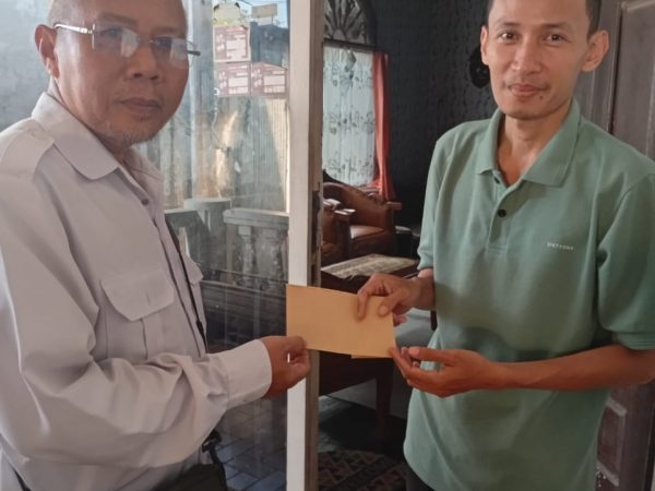 Wali Kelas XI B Serahkan Bantuan Program Sahabat Berbagi kepada Siswa Berduka