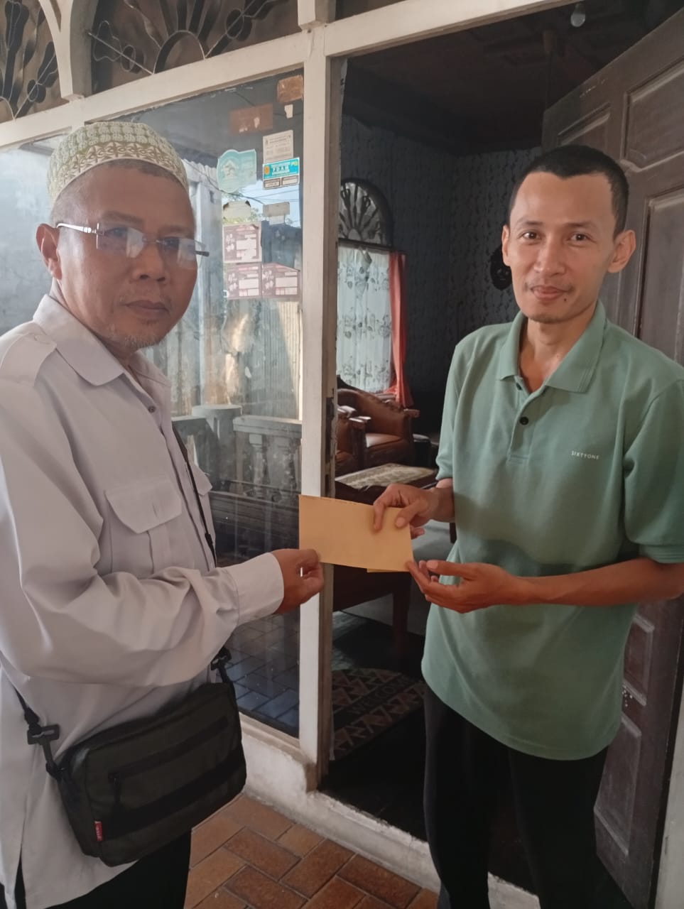 Wali Kelas XI B Serahkan Bantuan Program Sahabat Berbagi kepada Siswa Berduka